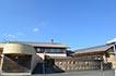 青い空と正面から撮った白丹公民館の写真
